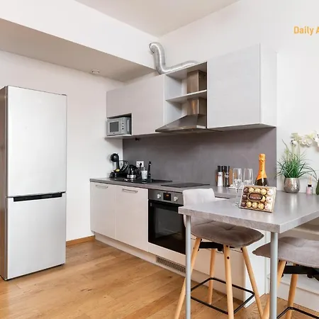 Luxury Roseni 9 By Rikas Apartment